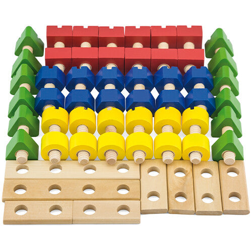 Andreu Toys houten constructieset met alle kleurrijke bouten, moeren en planken netjes uitgestald.