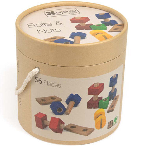 De verpakking van de Andreu Toys houten constructieset, een kartonnen koker met de tekst 'Bolts & Nuts'.