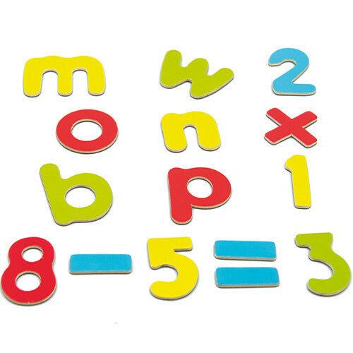 Een selectie van kleurrijke Andreu Toys magnetische letters en cijfers, waaronder 'm', 'o', 'b', 'p', 'n', '2', 'x', '1', '8', '-', '5', '=', '3', op een witte achtergrond.