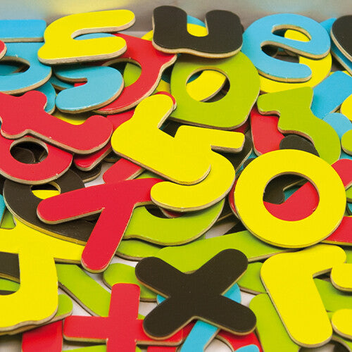 Detailfoto van een stapel kleurrijke Andreu Toys magnetische letters en cijfers.