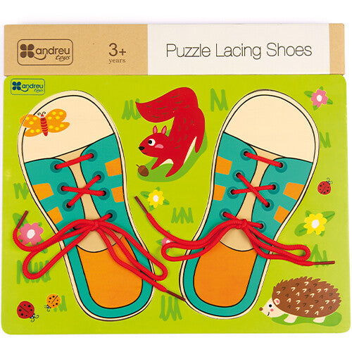 De voorkant van de verpakking van de Andreu Toys houten puzzel om veters te strikken, met twee schoenen en een bosdieren-thema.