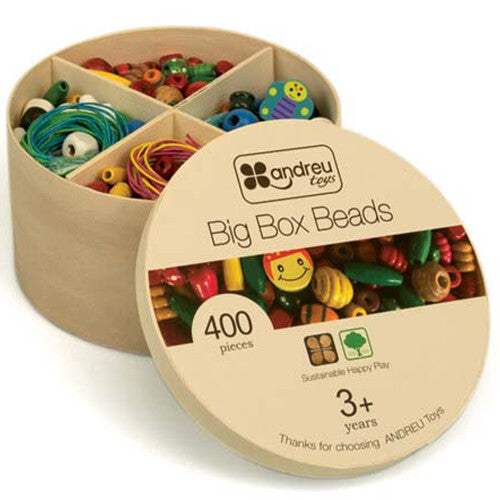 Andreu Toys Big Box Beads, een open ronde houten doos met kleurrijke houten rijgkralen en draden, en de verpakkingstekst op de deksel.