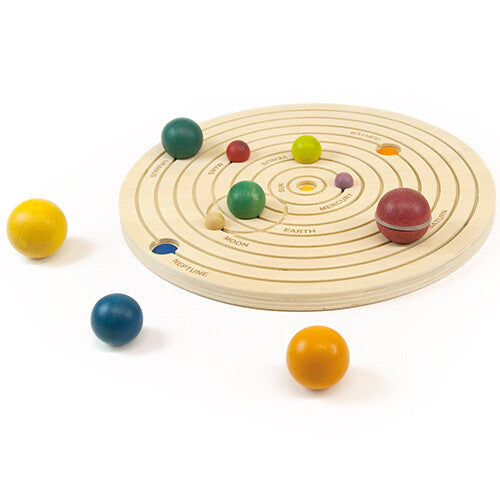 Andreu Toys houten zonnestelselmodel met gekleurde planeten op een witte achtergrond.