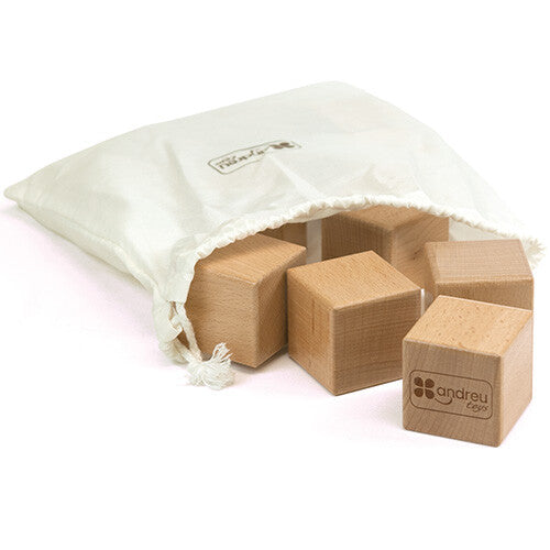 Andreu Toys houten sensorische blokken met geluid, deels uit een stoffen zak.