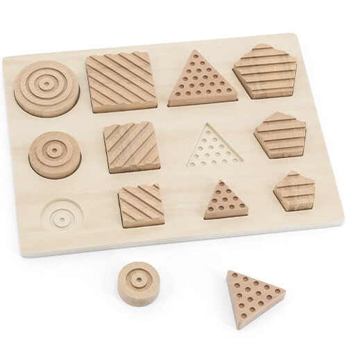 Andreu Toys houten sensorische puzzel met geometrische vormen en texturen, met enkele stukken los van de puzzel.
