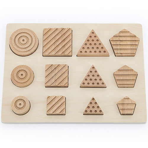 Andreu Toys houten sensorische puzzel met geometrische vormen en texturen, alle stukken zitten in de puzzel.