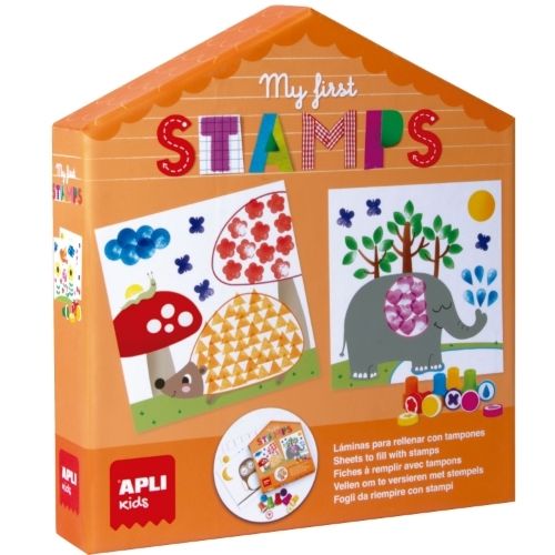 APLI My first STAMPS knutselset verpakking in de vorm van een oranje huis, met voorbeelden van gestempelde dieren en natuur.