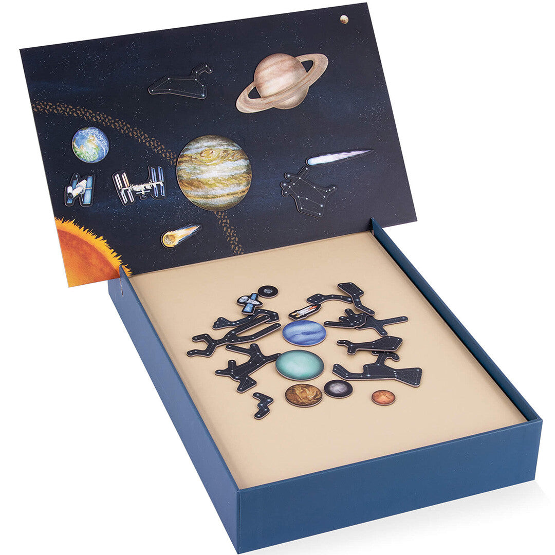 Open Apli Kids magneetspel zonnestelsel met magnetische planeten en sterrenbeelden op een ruimte-achtergrond.