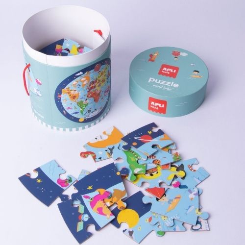 APLI kids vloerpuzzel wereld met de open verpakking en losse puzzelstukken ernaast.