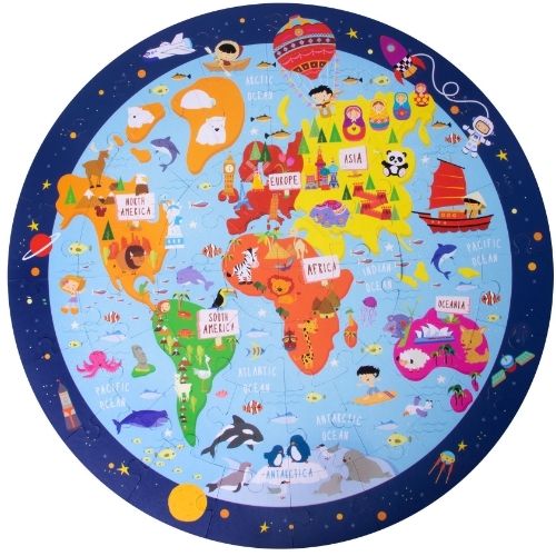 Volledig gelegde APLI kids vloerpuzzel wereld met een kleurrijke wereldkaart vol dieren en voertuigen.