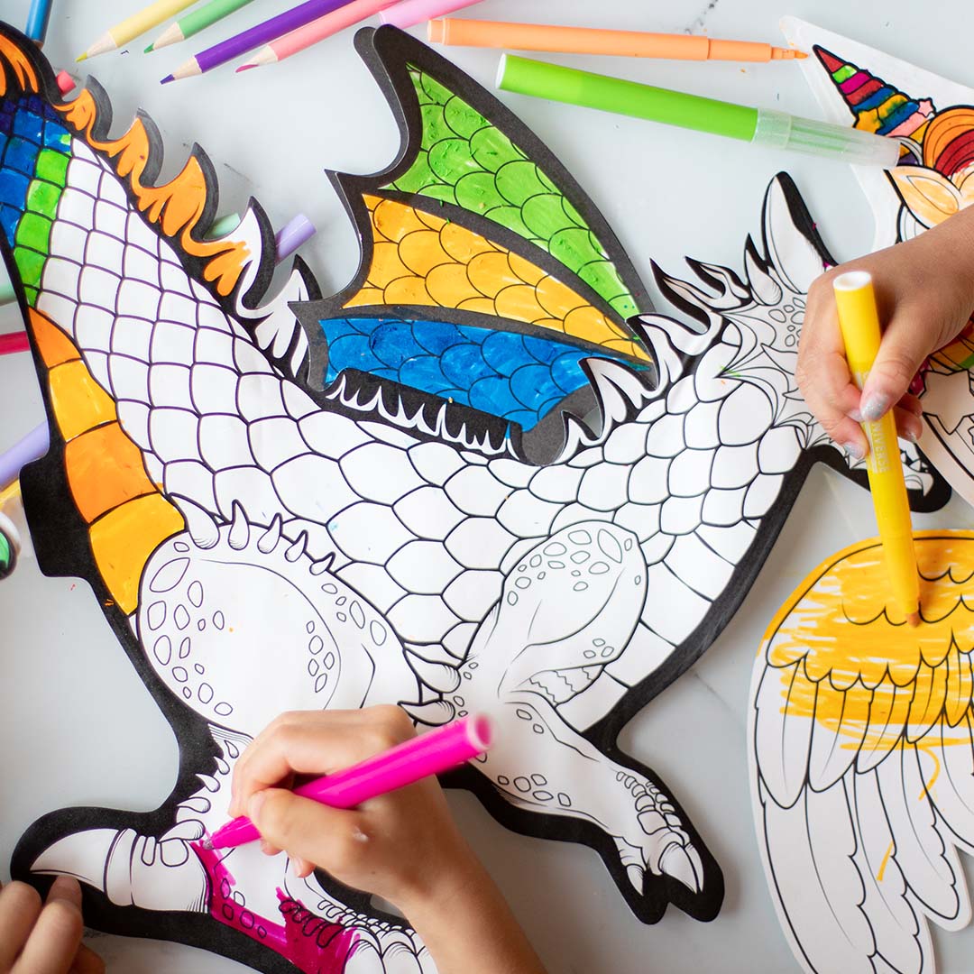 Twee kinderen kleuren samen een grote opblaasbare draak kleurplaat.