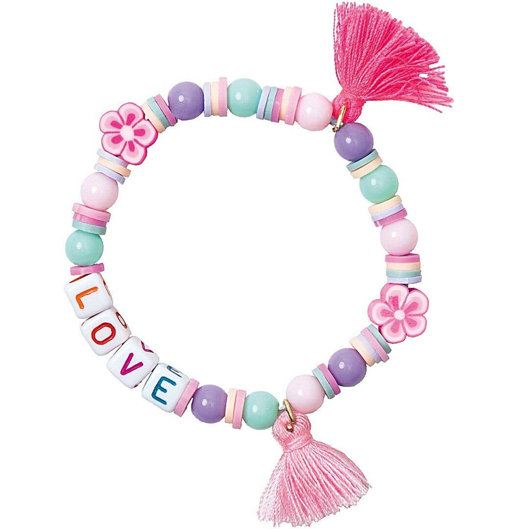 Rico Design armbandje met kleurrijke kralen, bloemetjes, de tekst 'LOVE' en twee roze kwastjes.