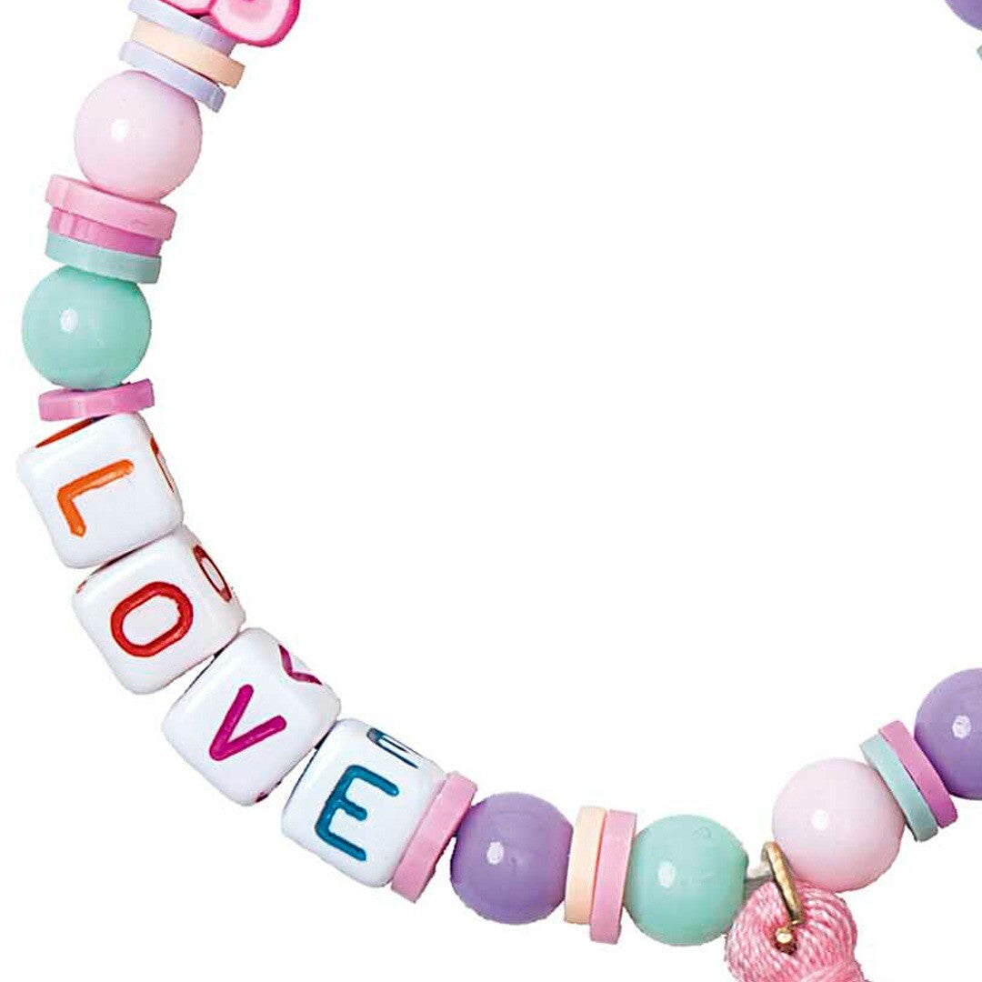 Detail van een armbandje met letterkralen die 'LOVE' spellen en pastelkleurige ronde kralen.