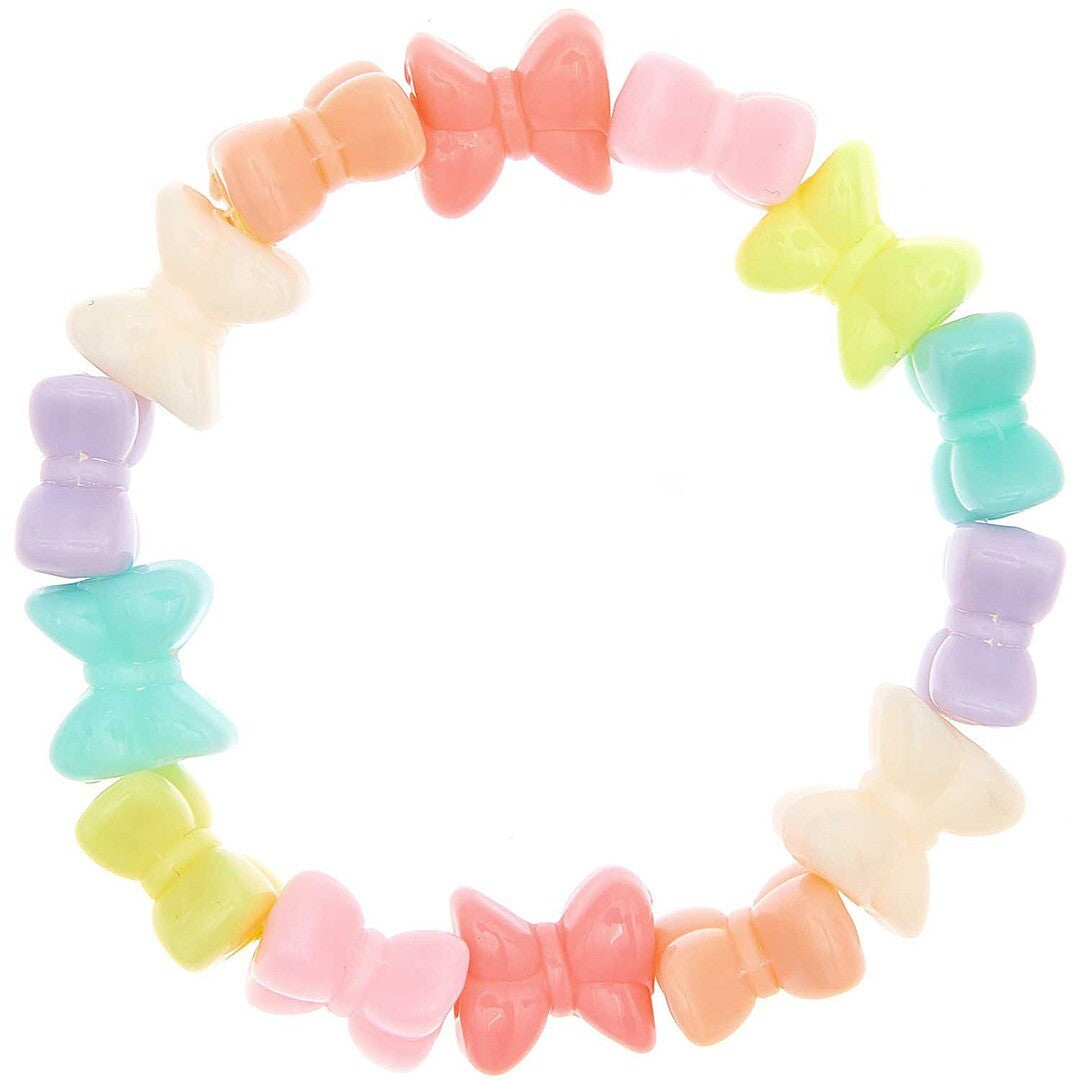 Een armband gemaakt van veelkleurige plastic strikjeskralen.