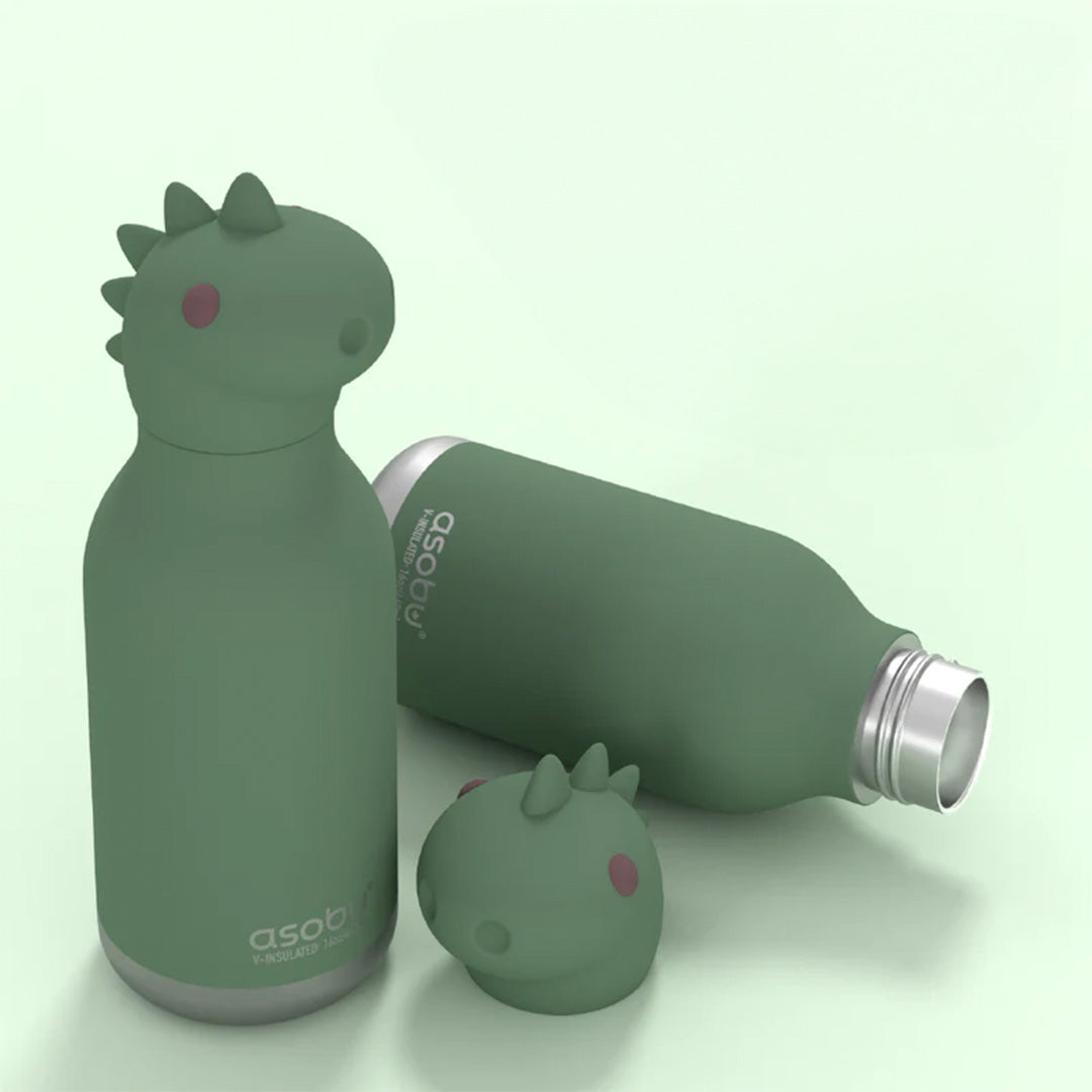 Twee groene asobu dinosaurus drinkflessen, één staand en één liggend, met een losse dop ernaast.
