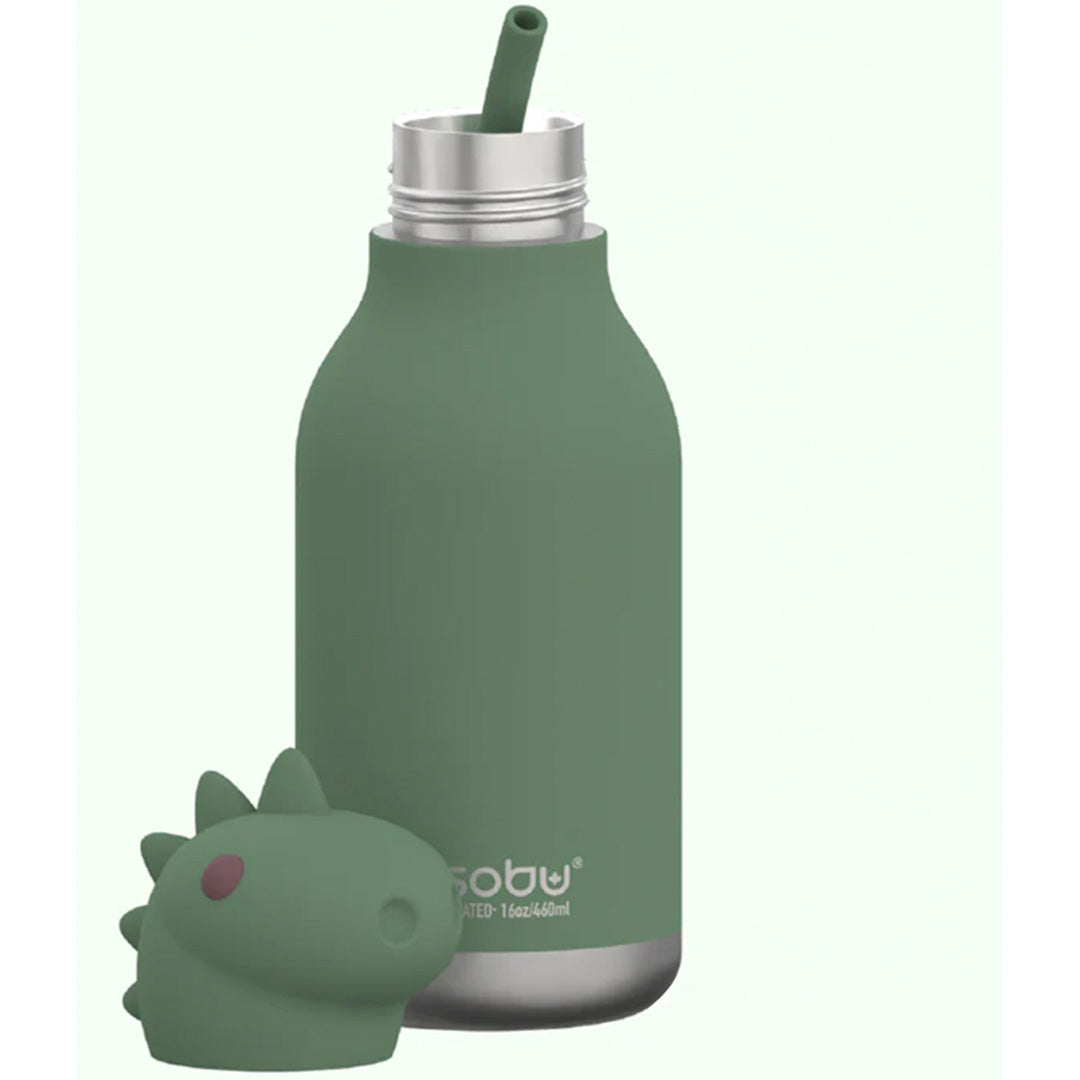 Groene asobu dinosaurus drinkfles met de dop eraf, waaruit een rietje steekt, naast de losse dinosaurusdop.