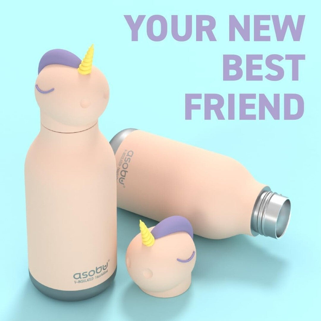 Infographic met twee asobu eenhoorn drinkflessen en een losse dop op een lichtblauwe achtergrond met de tekst 'YOUR NEW BEST FRIEND'.