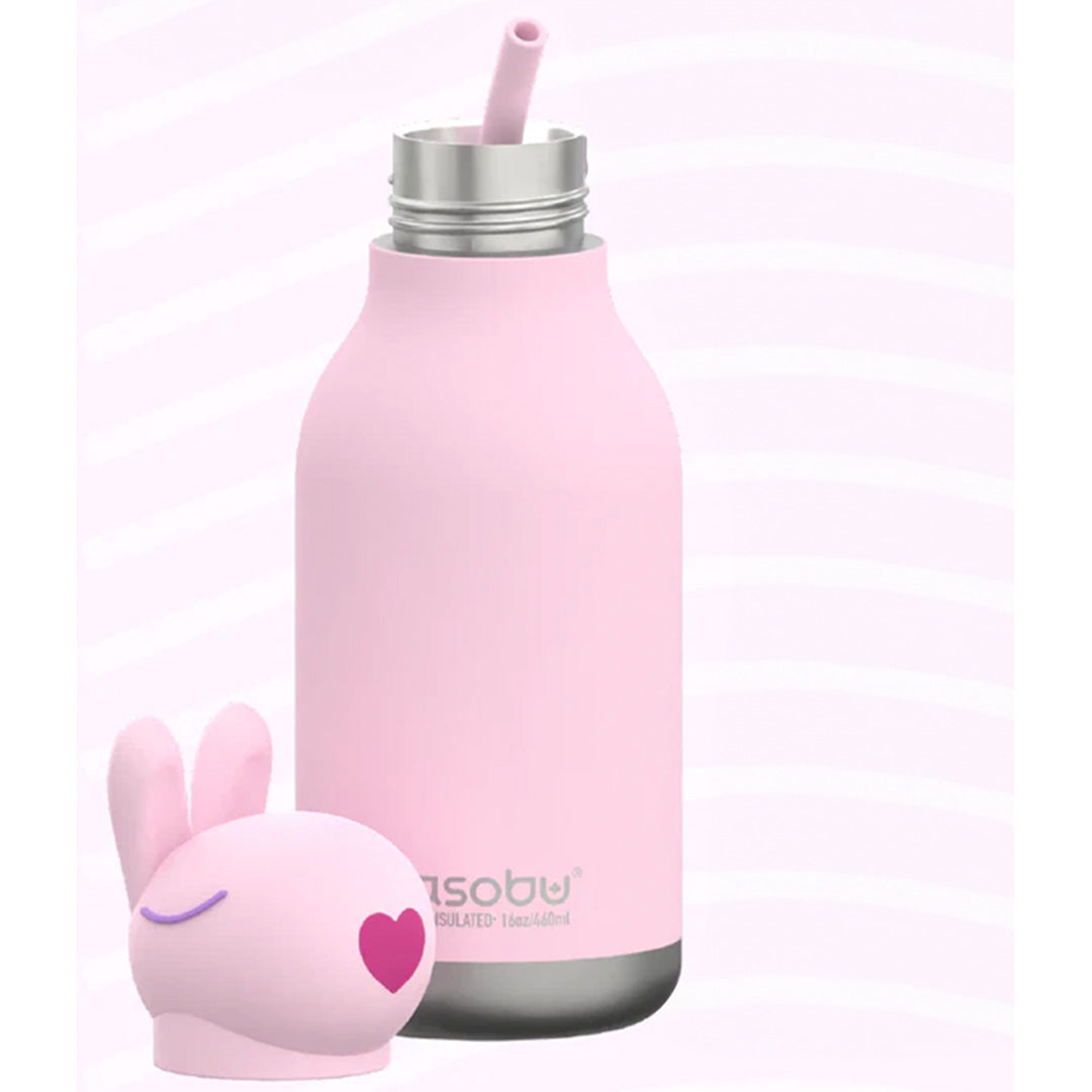 Roze asobu rvs drinkfles met een rietje en de losse konijnenkop dop ernaast.