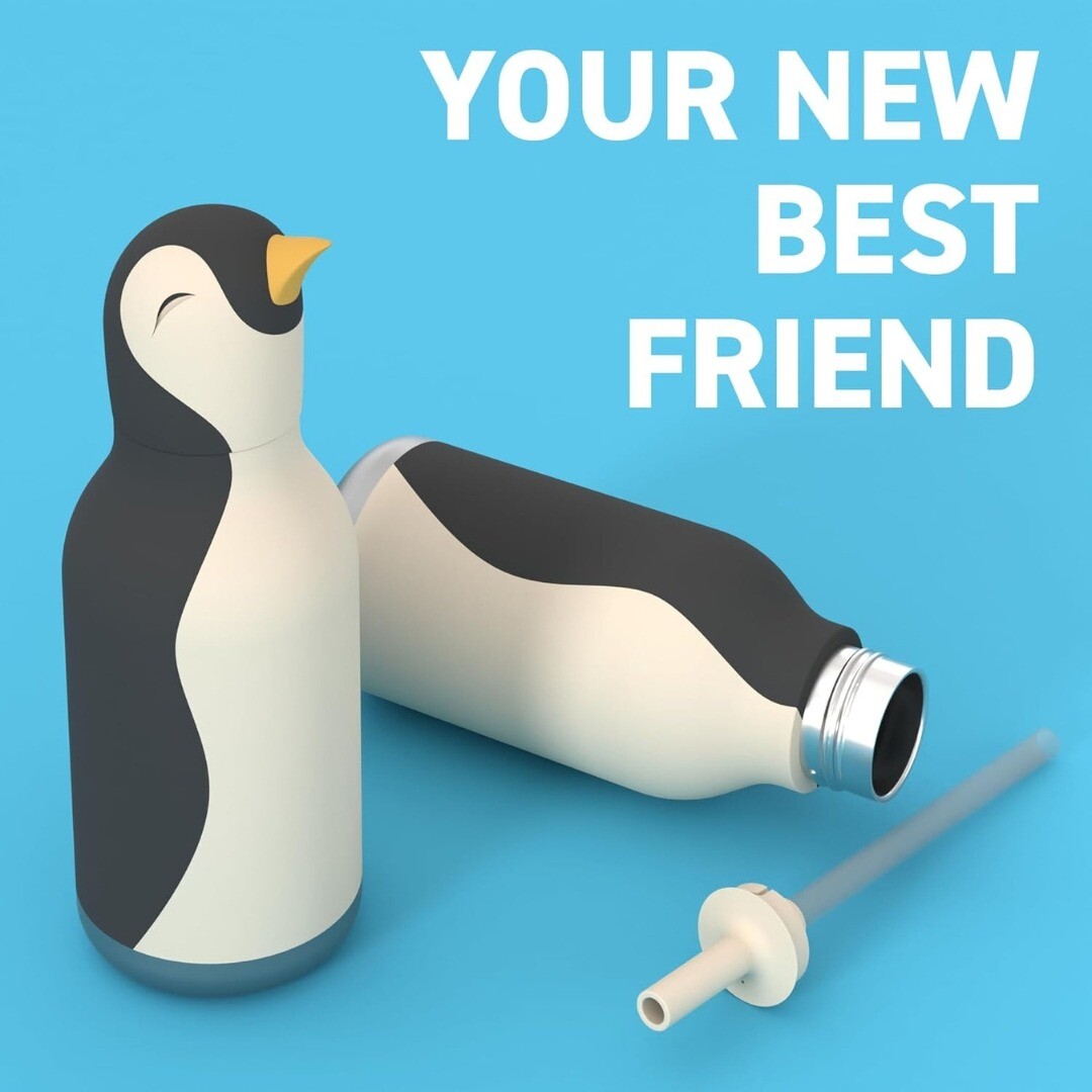 Twee asobu pinguïn drinkflessen met een rietje op een blauwe achtergrond met tekst.