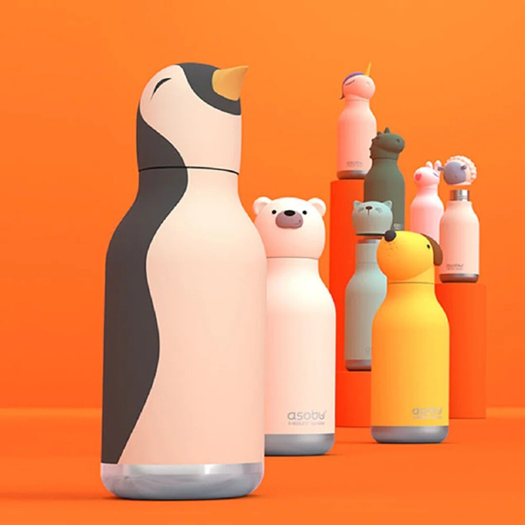 Een collectie asobu drinkflessen in de vorm van een pinguïn, ijsbeer, hond en andere dieren op een oranje achtergrond.