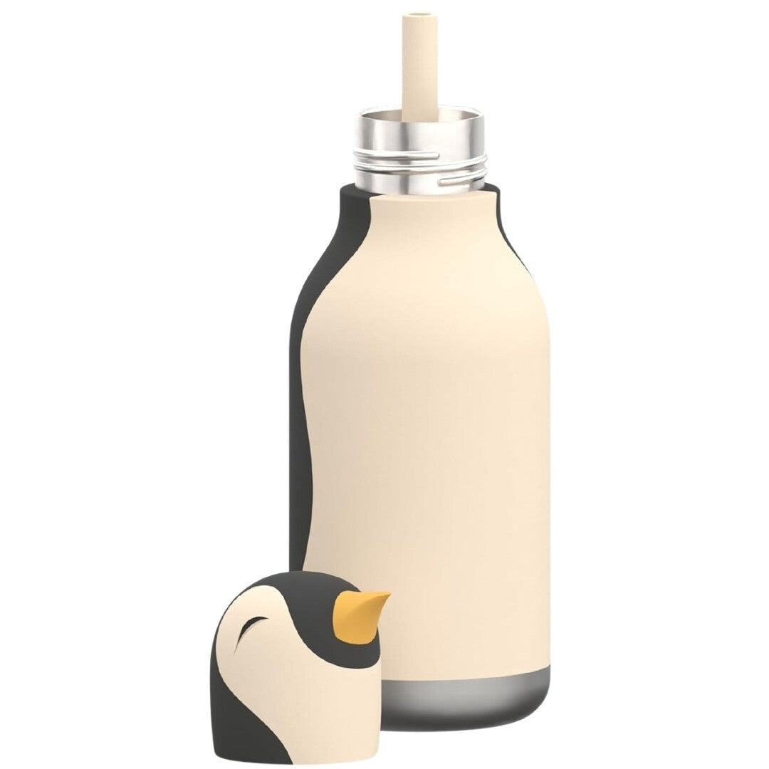 Een asobu pinguïn drinkfles met de dop eraf en het rietje zichtbaar.