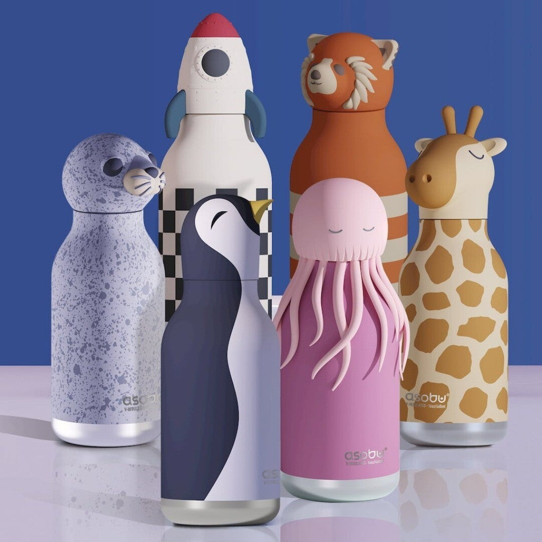 Een collectie asobu drinkflessen in de vorm van een pinguïn, zeehond, kwal, giraffe, wasbeer en raket.
