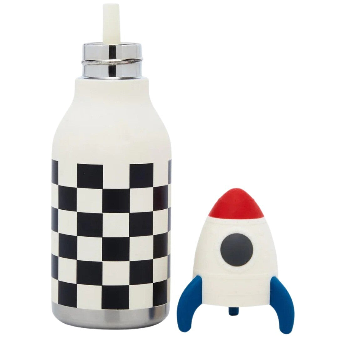 De asobu rvs drinkfles met geruit patroon staat naast de losse raketdop.