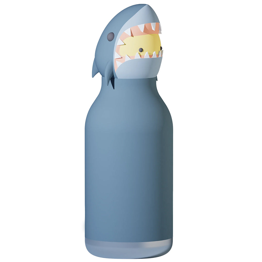 Asobu rvs drinkfles met een blauwe haai-siliconenhoes en een geel binnenwerk.