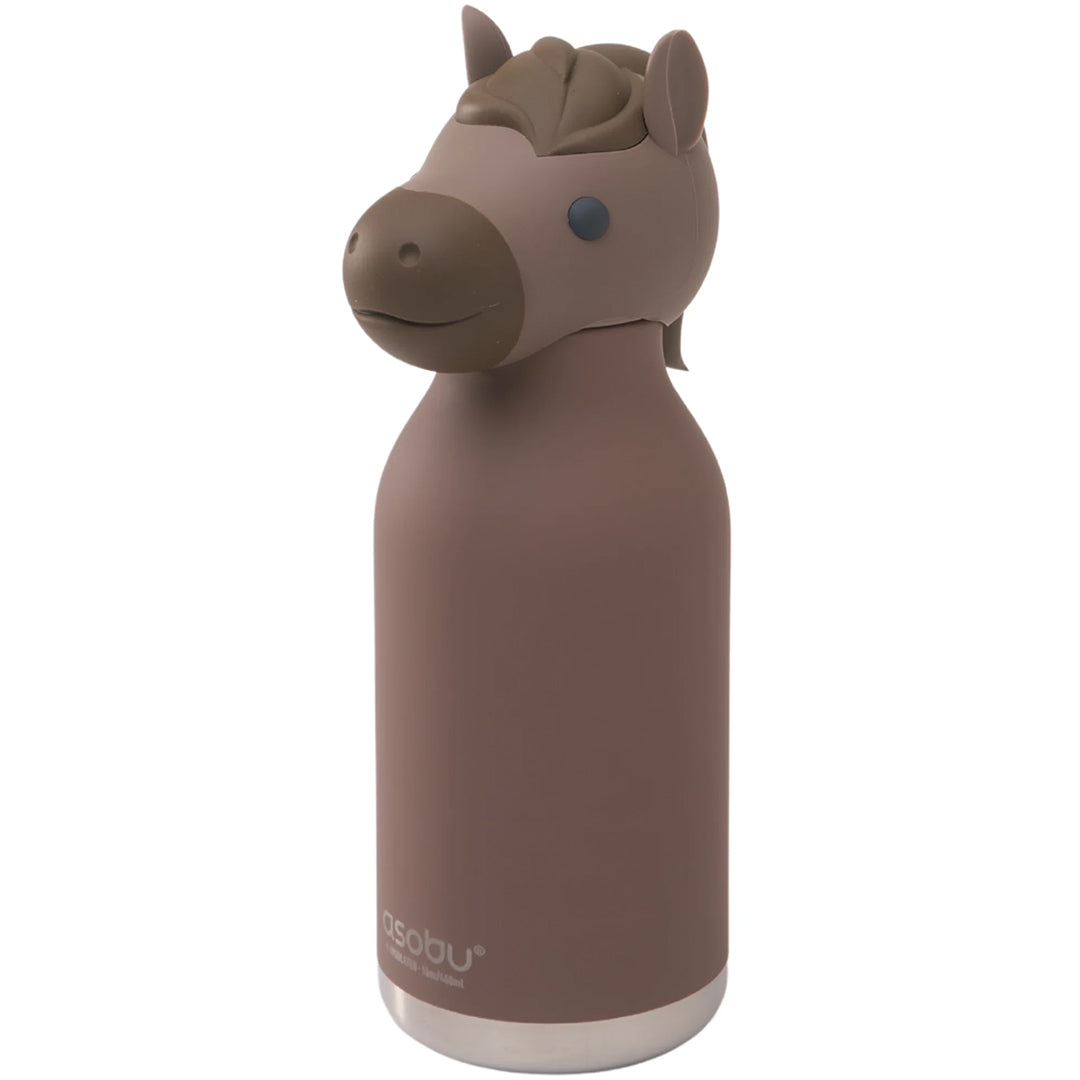 Asobu rvs drinkfles in de vorm van een bruin paard met een paardenhoofd als dop, staand op een witte achtergrond.