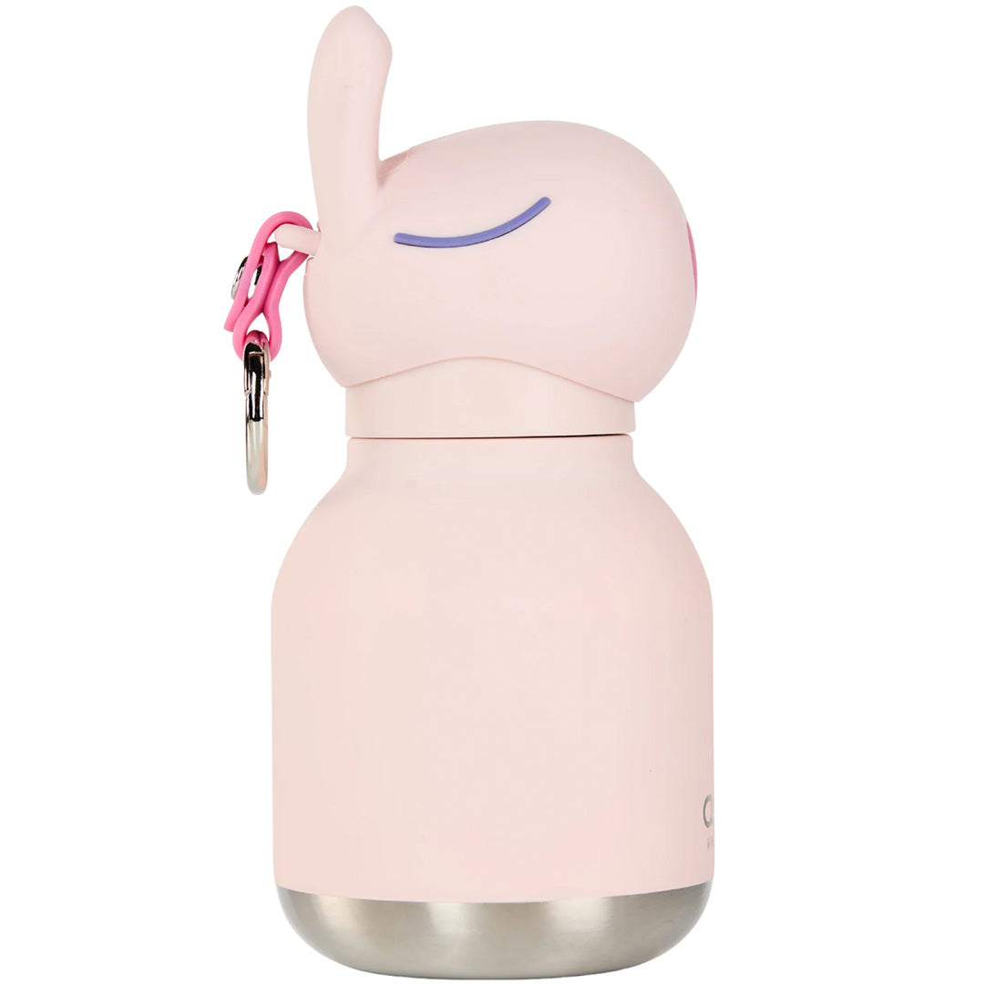 Zijaanzicht van de roze asobu rvs drinkfles met konijnenkop en gesloten ogen.