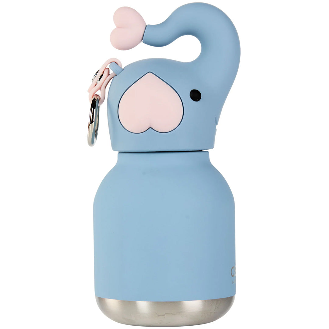 asobu blauwe olifant drinkfles met hartvormige oren en een sleutelhanger.