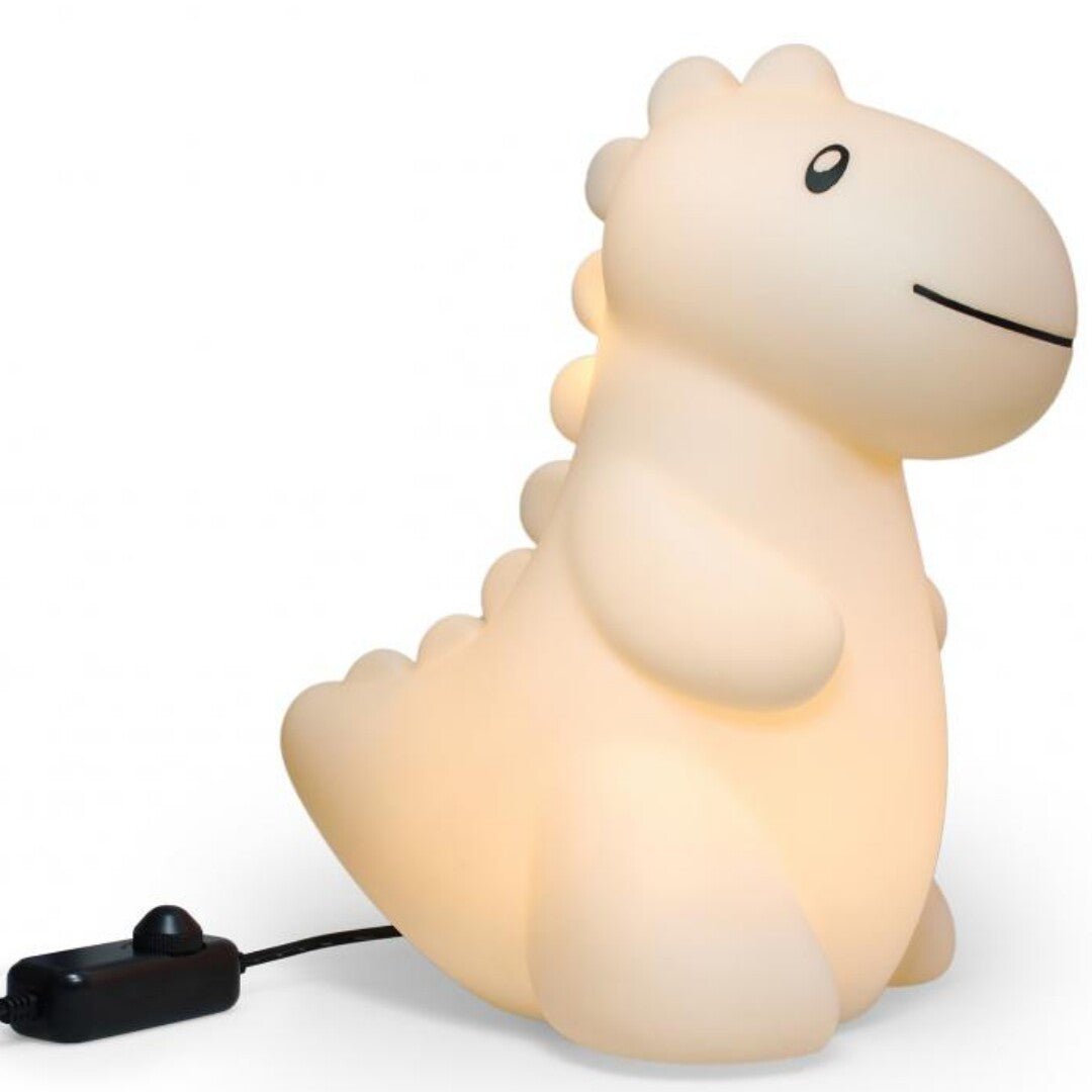 Atelier Pierre led kinderlamp in de vorm van een zandkleurige dino, brandend op een witte achtergrond.
