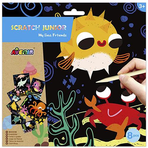 De voorkant van de Avenir Scratch Junior krasplaatjes verpakking met een hand die een zeedier krasplaatje bewerkt.