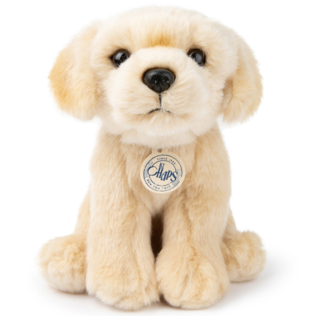 B.T. Chaps pluchen labrador puppy knuffelhond, zittend en recht van voren gefotografeerd.