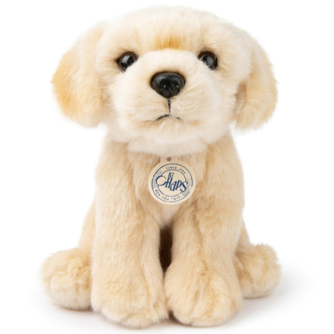 B.T. Chaps pluchen labrador puppy knuffelhond, zittend en recht van voren gefotografeerd.