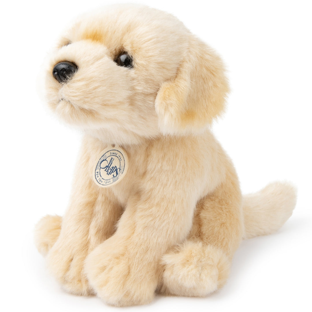 B.T. Chaps pluchen labrador puppy knuffelhond, zittend en schuin van voren gefotografeerd.