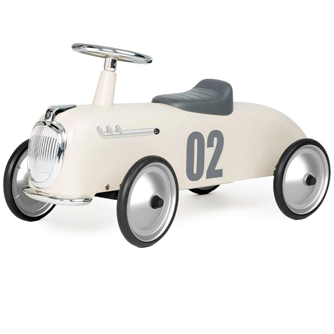 Baghera loopauto roadster in ivoorwit met nummer 02, schuin van voren gezien.