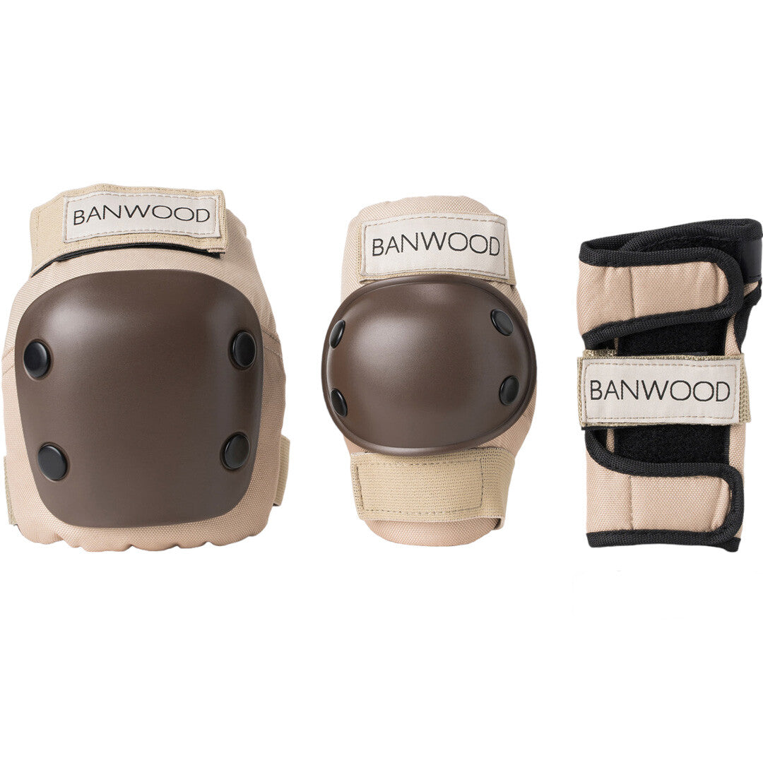 Banwood 3-delige beschermingsset voor kinderen met beige kniebeschermers, elleboogbeschermers en polsbeschermers.