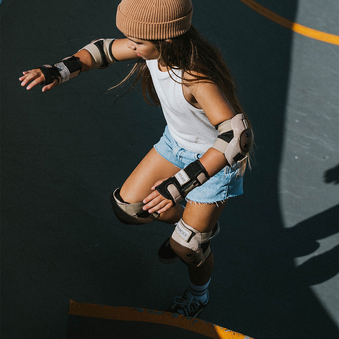 Een kind in beweging draagt de Banwood beschermingsset voor skateboarden.