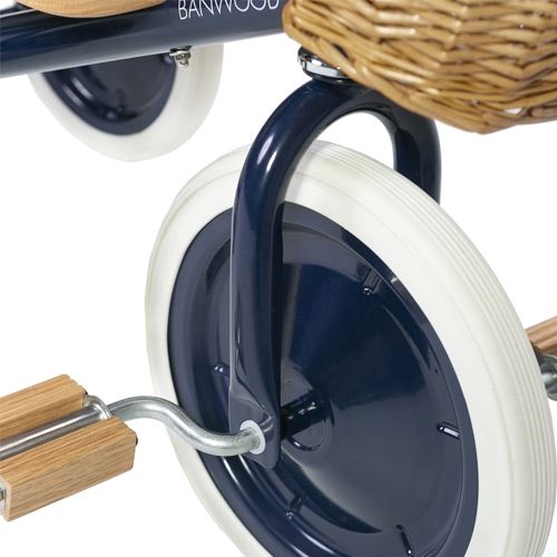 Detail van het voorwiel van de Banwood driewieler met witte band en houten pedalen.