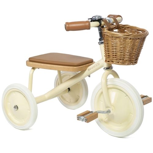 Banwood driewieler in crème met houten zitting, bruine handvatten, pedalen en rotan mandje.