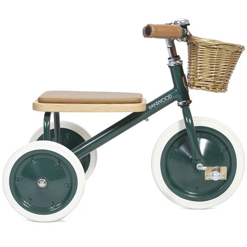 Banwood groene driewieler met houten zitting en rotan mandje.