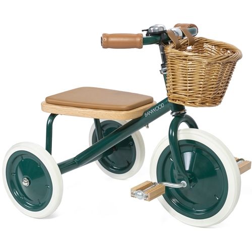 Banwood groene driewieler met houten zitting, pedalen en rotan mandje.
