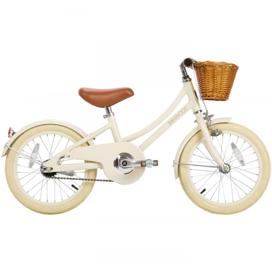 Banwood kinderfiets in crèmekleur met bruin zadel en rieten mandje.