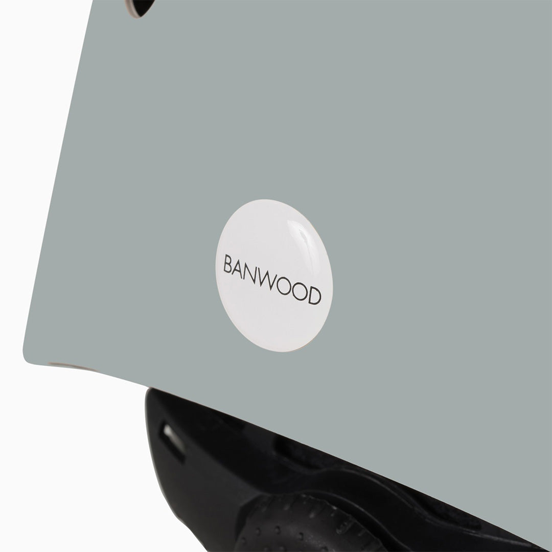 Detail van het Banwood logo op de zijkant van de lichtgroene kinderhelm.
