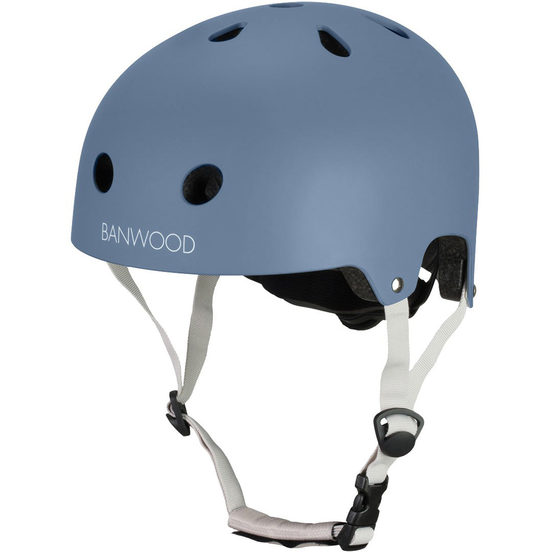 Banwood kinderhelm in de kleur blauw, schuin van voren gefotografeerd.