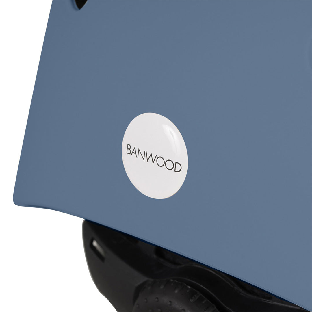 Detailfoto van de Banwood kinderhelm met het merklogo op de zijkant.