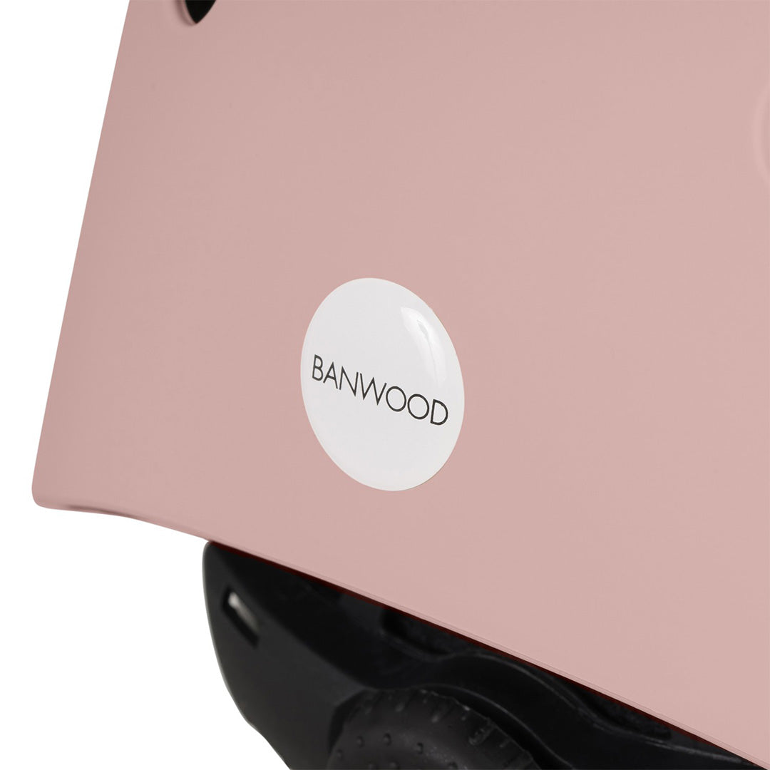 Detail van de roze Banwood kinderhelm met het Banwood logo.