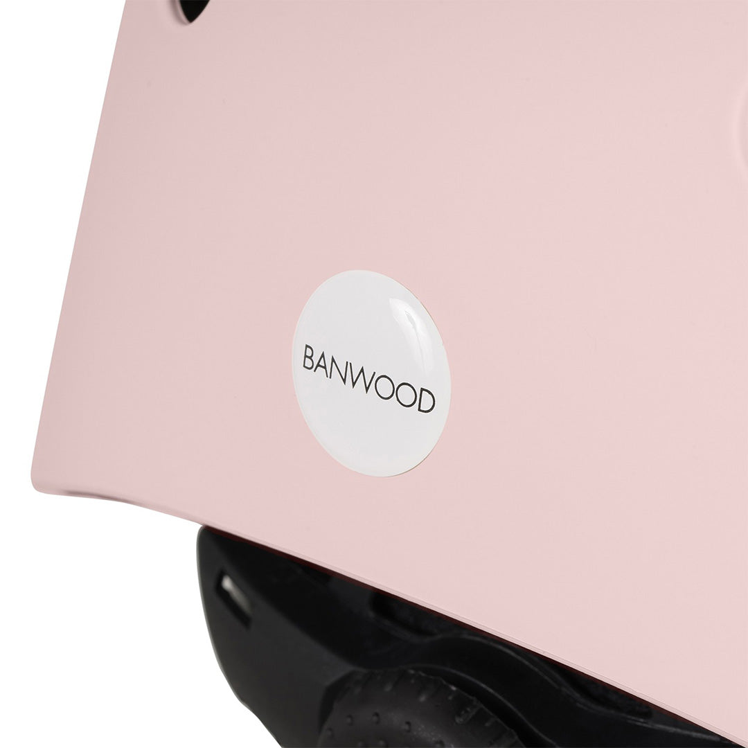 Detail van de Banwood kinderhelm met het merklogo op een ronde sticker.
