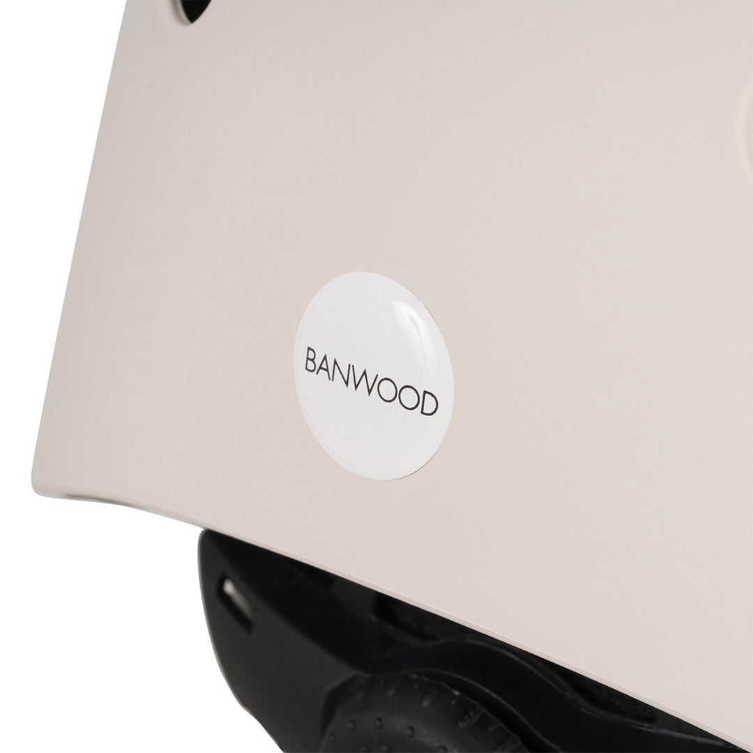 Detail van het Banwood logo op de zijkant van de ivoorkleurige kinderhelm.